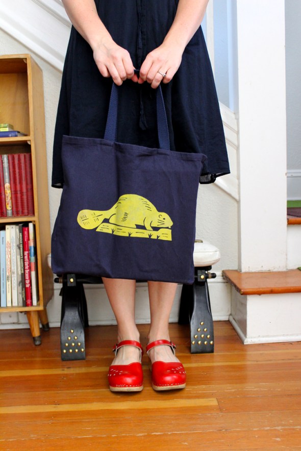 oregon flag tote bag in hand